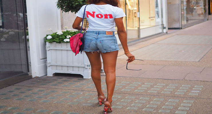 levis 501 shorts style – quirky white t shirt accessorized