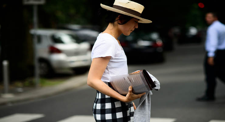 white t shirt street style – broad check skirt