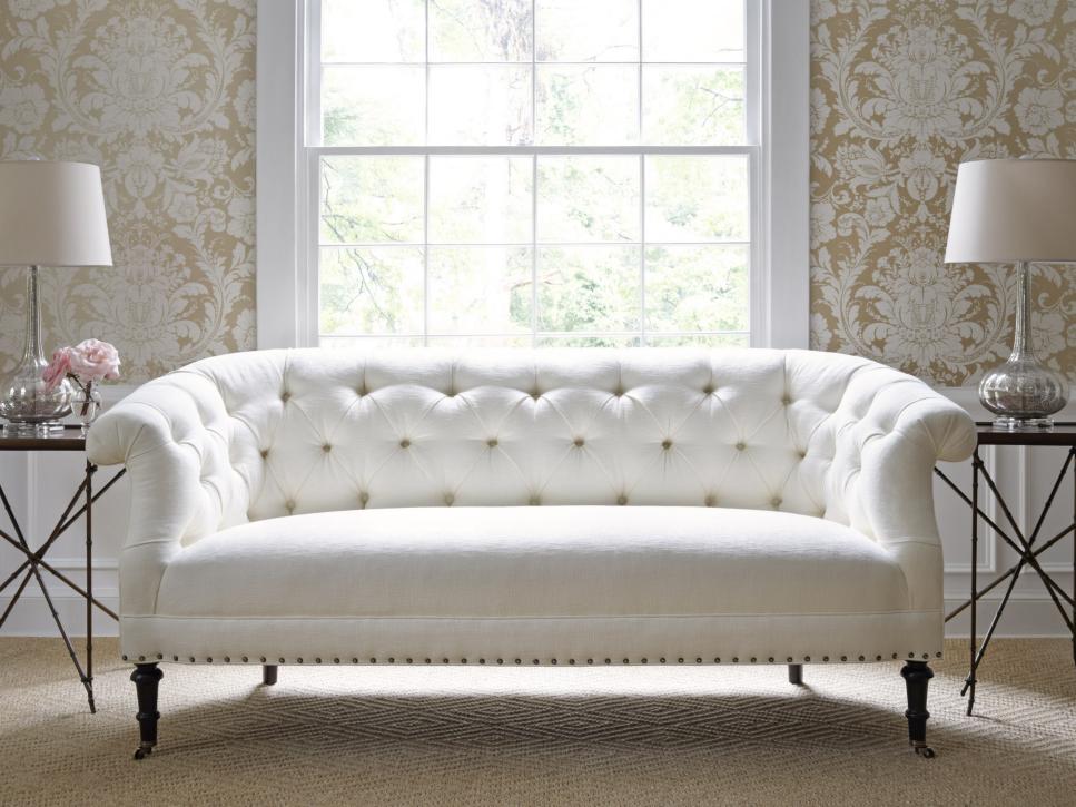 ci_thibaut-kendall-sofa-pearl-cotton-damask-wallpaper_s4x3-jpg-rend-hgtvcom-966-725