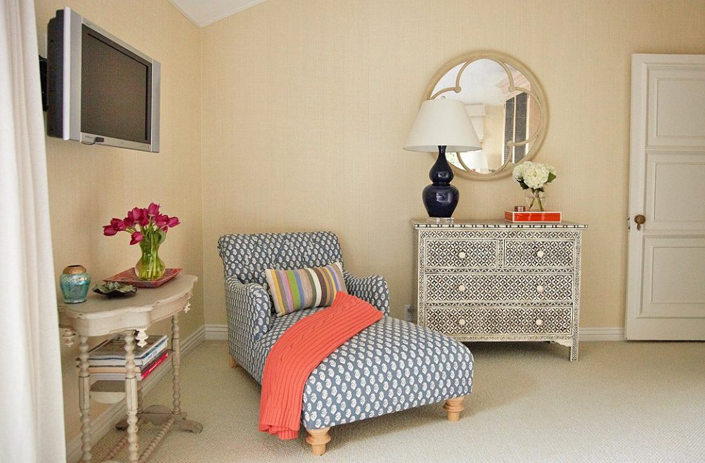 one_kings_lane_guest_room_makeover_sitting_nook